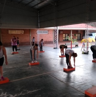 DirEducFIsica's tweet photo. C.E.F. N° 3 - Garupá
La Prof. Tamara Bernal, Gym con las chicas, step preparadas para el verano. #Misiones #CEF #CEF3 @noelialeyria @MinDepMisiones @CGEMisiones @maidanamis @misioneseduca @ivonneaqui https://t.co/ZjXultHLw3
