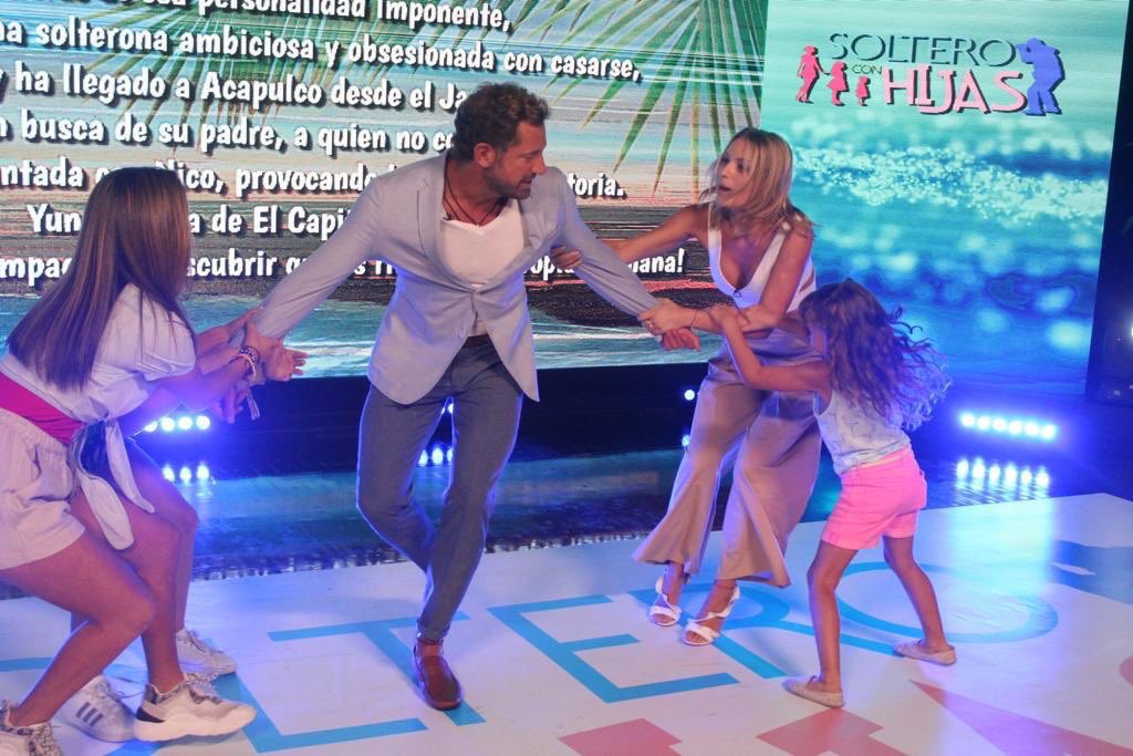 FCORobertaD's tweet photo. Por favor queremos ver @isidoravivesc  en #SolteroConHijas @MiMaridoFamOf @osoriojua ✨💕🙏🏻🙏🏻🙏🏻 https://t.co/8fifvgZO1h