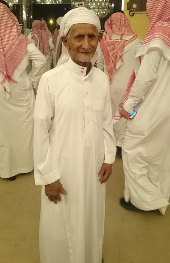 Akhbaar24's tweet photo. أسرة سعودية تتولى إقامة مراسم الدفن والعزاء لعامل يمني اشتغل معهم نحو 50 عاماً https://t.co/frxHXv0rfP https://t.co/BeZAtagWq7