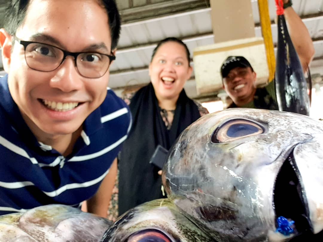AlbertDomingo's tweet photo. Is it selfish to have a selfie with a fish? 🤦‍♂️🐟

From the fruits of the land to those of the sea, they have it all. Daghang salamat, South Cotabato!

#SoxisNext #VisitSox https://t.co/syTlEHHYgh