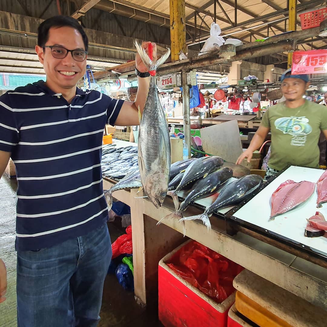 AlbertDomingo's tweet photo. Is it selfish to have a selfie with a fish? 🤦‍♂️🐟

From the fruits of the land to those of the sea, they have it all. Daghang salamat, South Cotabato!

#SoxisNext #VisitSox https://t.co/syTlEHHYgh