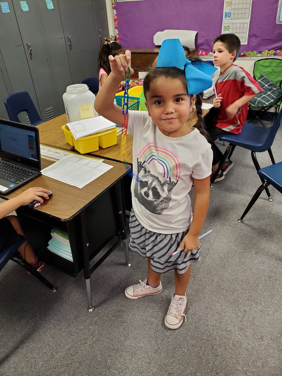 ParsonsPirates's tweet photo. Happy dozen day. First grade celebrated the 12th day of school with a dozen donuts and juice boxes just like the book “If You Give a Dog a Donut” by @LauraNumeroff They had so much fun today. https://t.co/G3z4Fxmwe2