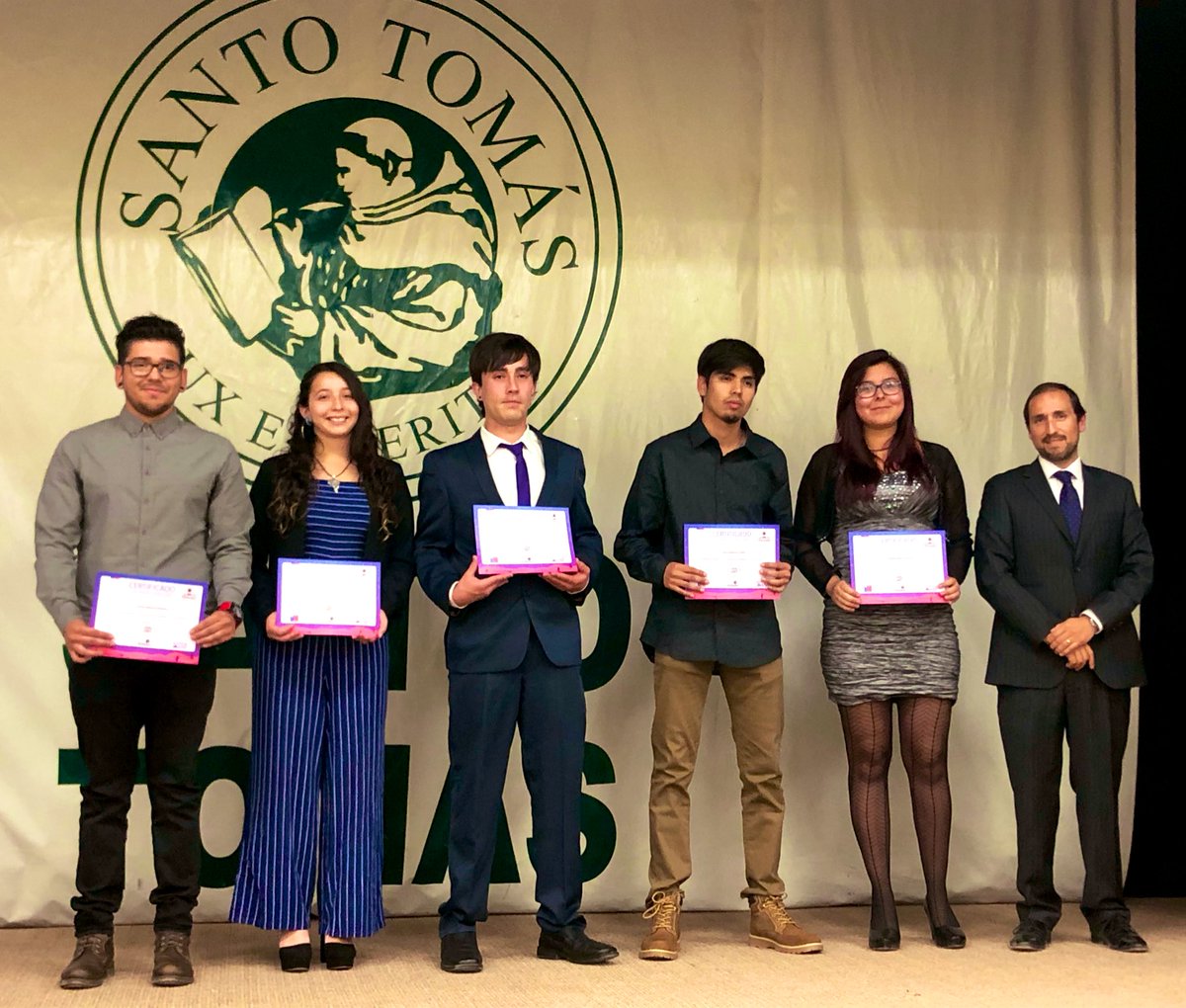 SernaturAtacama's tweet photo. 📌 Hoy en el marco de la ceremonia de certificaciones de @stomascopiapo nuestro director @alemartc junto al rector Rodrigo Rojas, hicieron entrega de los diplomas de participación a los alumnos de Turismo que fueron anfitriones durante el #EclipseSolarAtacama 🌗🌑🌓 👏🏻 https://t.co/aj85bUFxGC