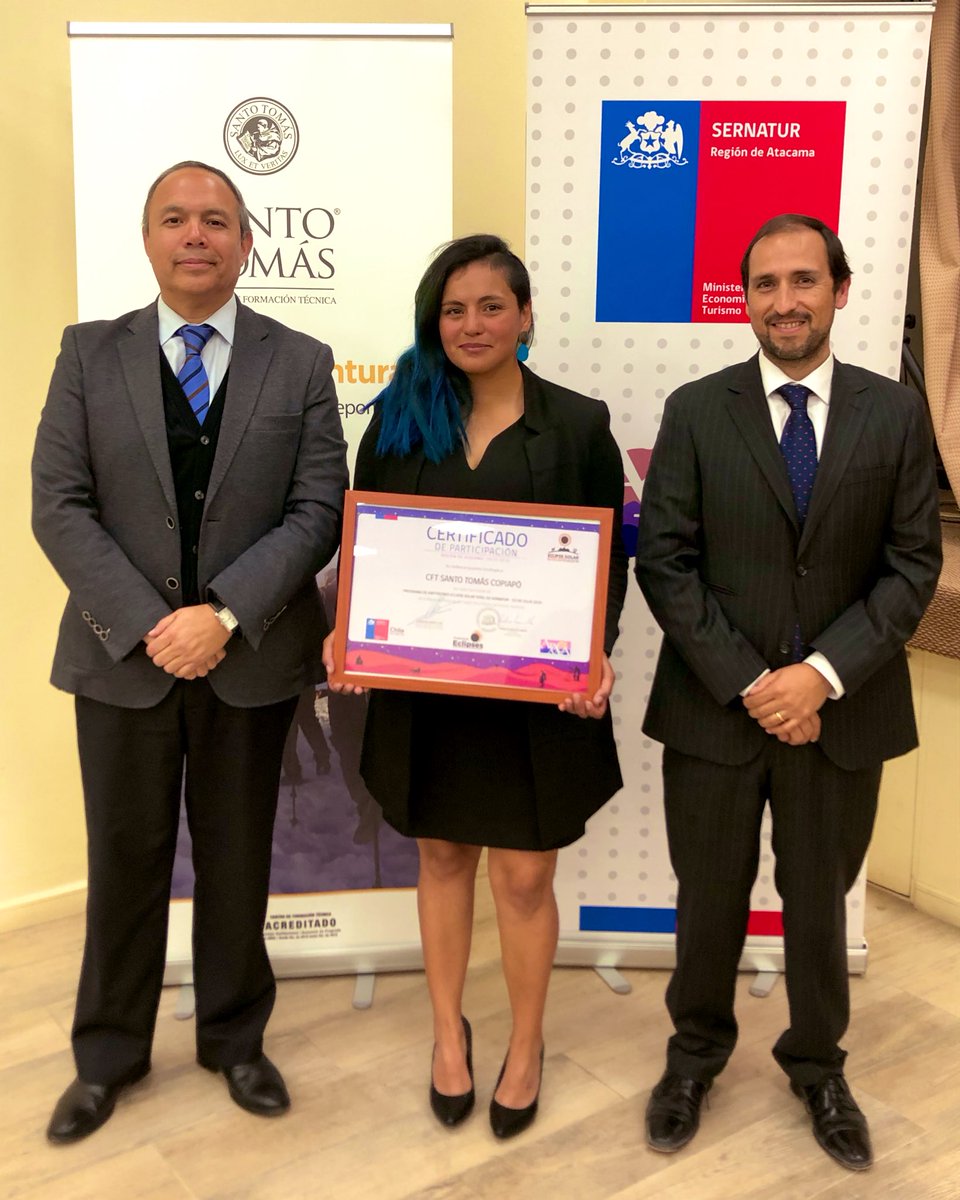 SernaturAtacama's tweet photo. 📌 Hoy en el marco de la ceremonia de certificaciones de @stomascopiapo nuestro director @alemartc junto al rector Rodrigo Rojas, hicieron entrega de los diplomas de participación a los alumnos de Turismo que fueron anfitriones durante el #EclipseSolarAtacama 🌗🌑🌓 👏🏻 https://t.co/aj85bUFxGC