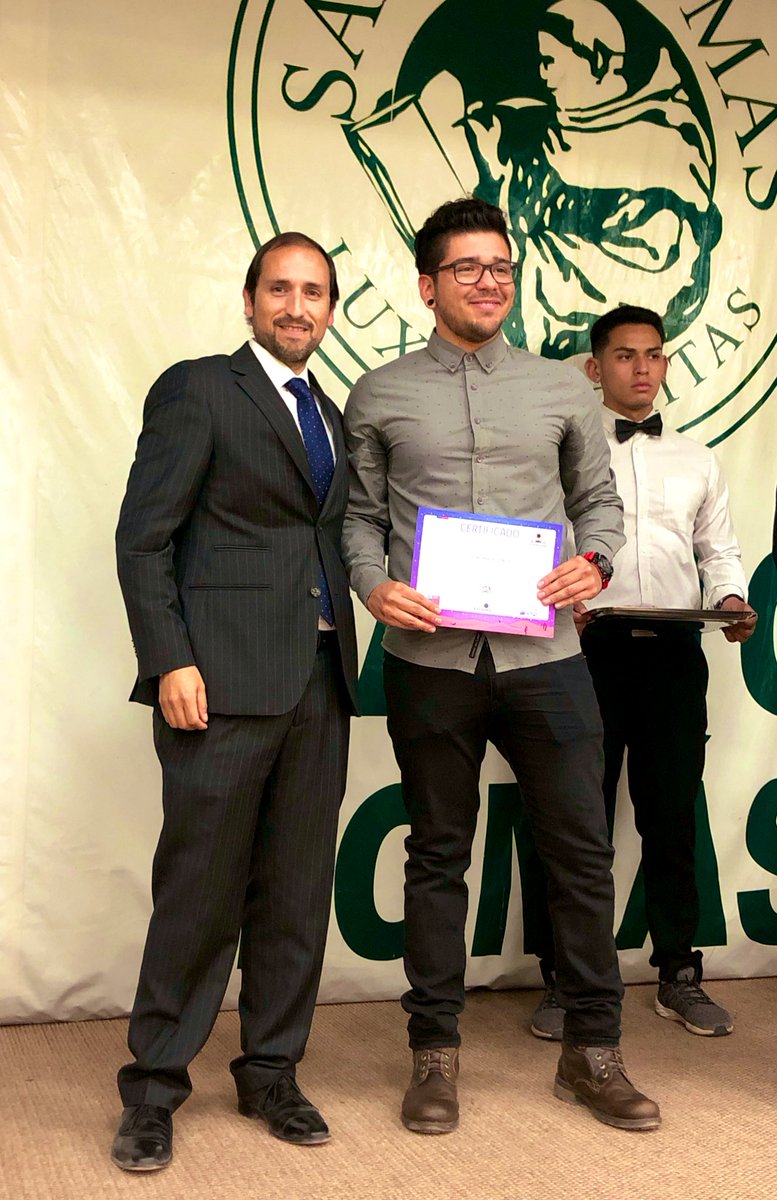 SernaturAtacama's tweet photo. 📌 Hoy en el marco de la ceremonia de certificaciones de @stomascopiapo nuestro director @alemartc junto al rector Rodrigo Rojas, hicieron entrega de los diplomas de participación a los alumnos de Turismo que fueron anfitriones durante el #EclipseSolarAtacama 🌗🌑🌓 👏🏻 https://t.co/aj85bUFxGC