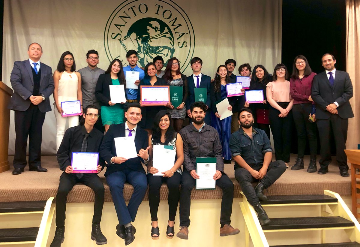 SernaturAtacama's tweet photo. 📌 Hoy en el marco de la ceremonia de certificaciones de @stomascopiapo nuestro director @alemartc junto al rector Rodrigo Rojas, hicieron entrega de los diplomas de participación a los alumnos de Turismo que fueron anfitriones durante el #EclipseSolarAtacama 🌗🌑🌓 👏🏻 https://t.co/aj85bUFxGC