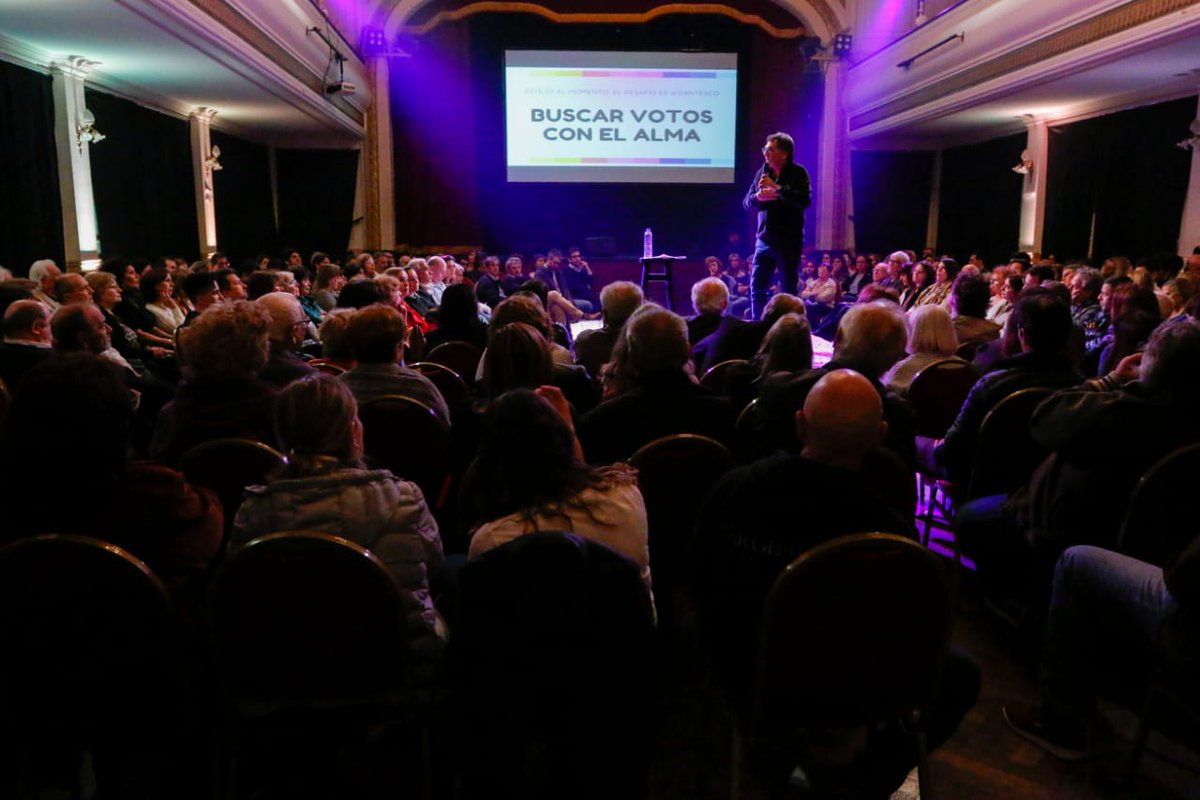 clauavruj's tweet photo. Nos organizamos y nos juntamos. Para encontrarnos, para escucharnos y para mostrar nuestra fuerza. Por la #Argentina, por el futuro, por todos nosotros. Para no abandonar lo hecho, porque podemos ser mejores! Por la reelección de @mauriciomacri, vamos a juntar votos con el alma! https://t.co/Iu0gcUX87J
