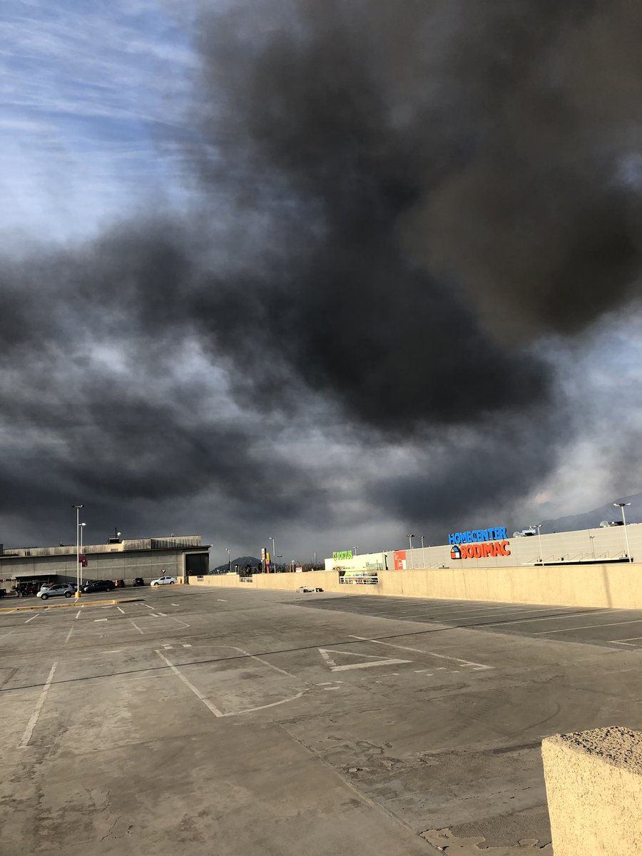 fparra7's tweet photo. Incendio bodega en av lo espejo cercano a Lonquen, producto de esto taco en Vespucio sur, Lonquen, https://t.co/YzHYKYQ279