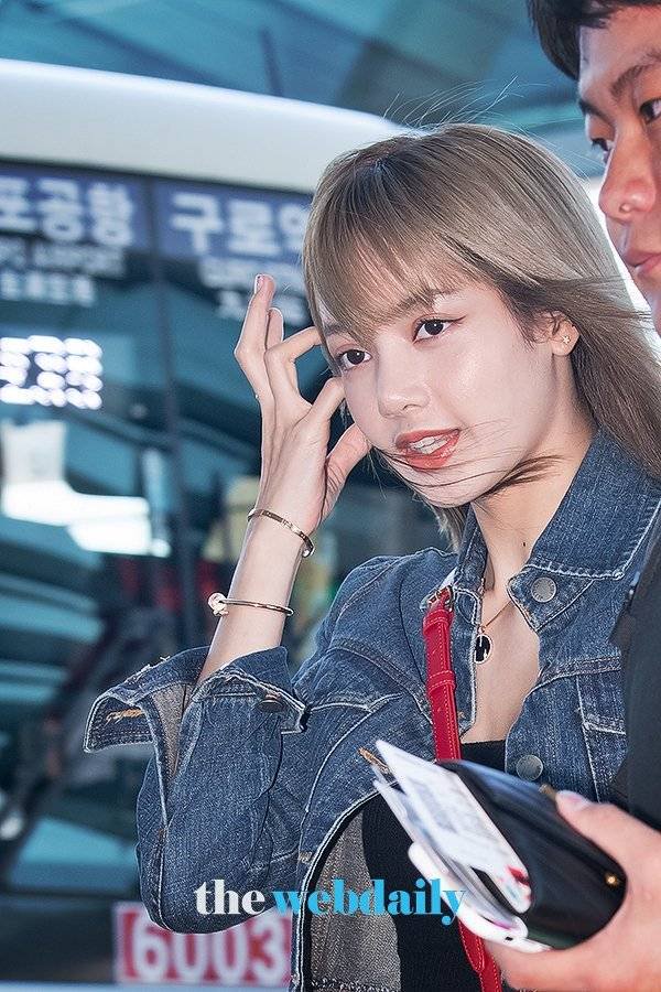 LISANATIONS_'s tweet photo. [PRESS] 190830 — Lisa at ICN airport, on her way to Thailand. (1)

#LISA #리사 #LALISA #BLACKPINK #블랙핑크 @ygofficialblink https://t.co/7xwVzsh7CW