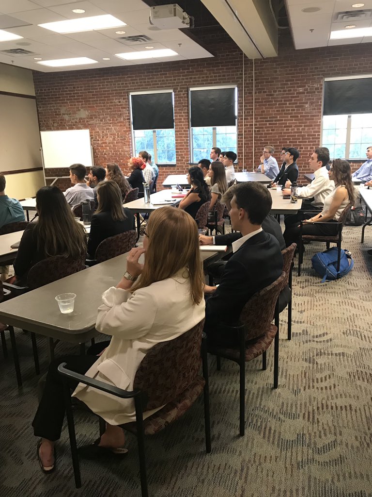 DavidsonCareers's tweet photo. Full-house ๐ for the @McKinsey Employer Meet-Up tonight! These students arenโt wasting anytime the first week back to school #networkearly #networkoften https://t.co/zEKAOMtJiv