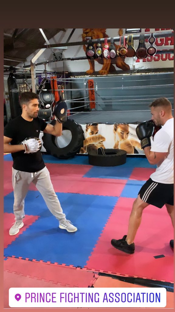 chrissurridge11's tweet image. Hard boxing session, taking on the pad work. #Beginnerboxing #cancerresearch #whitecollerboxing