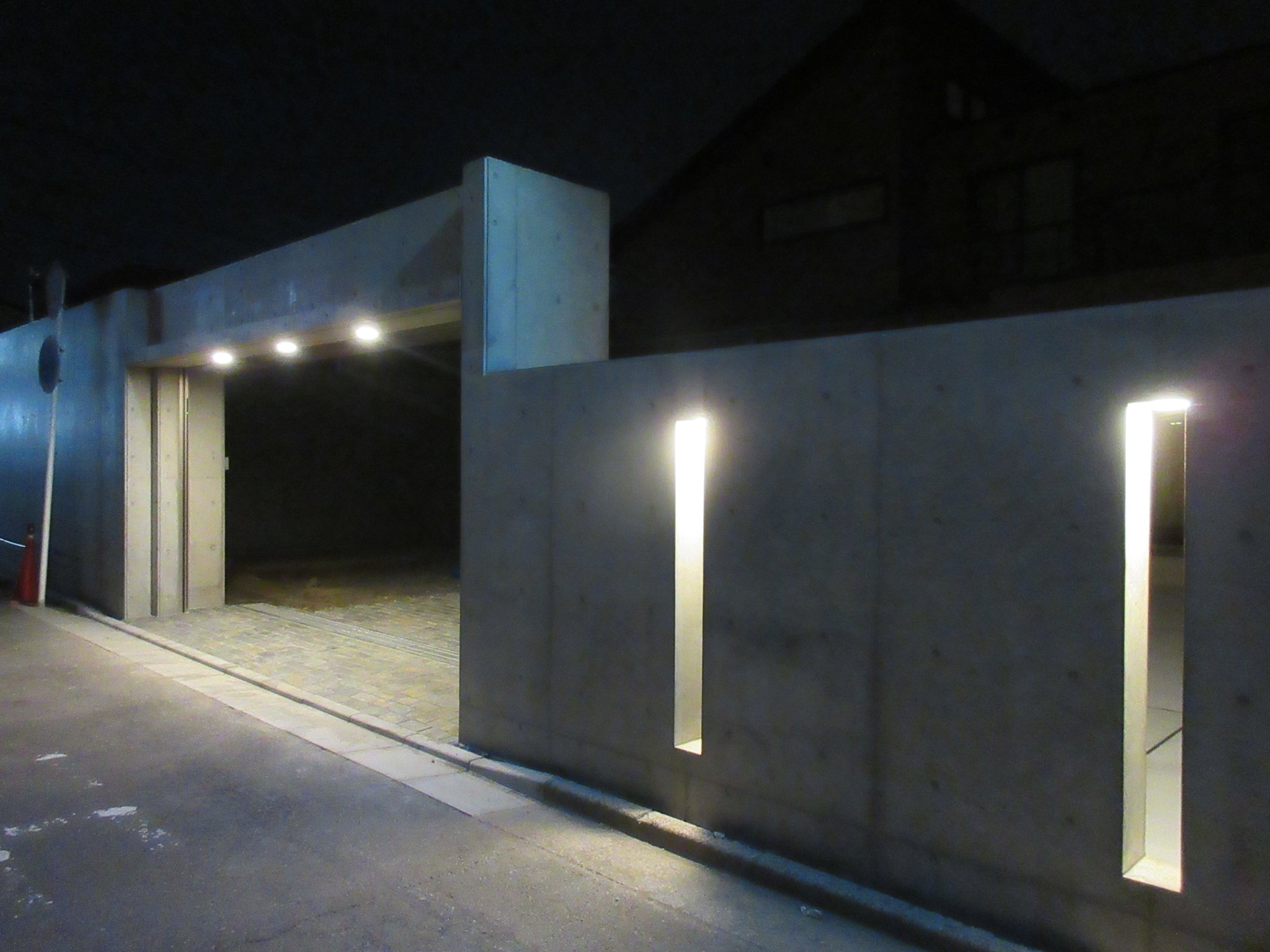 ユーアート シャッターゲートとスリットにダウンライトを埋込 車庫周りを明るく演出 杉板型枠 Rc塀 スタンプ コンクリート 門塀 モダンな家 モダンエクステリア おしゃれ外構 モダン門塀 新築外構 ユーアート川越 エクステリア Yuart 埼玉外