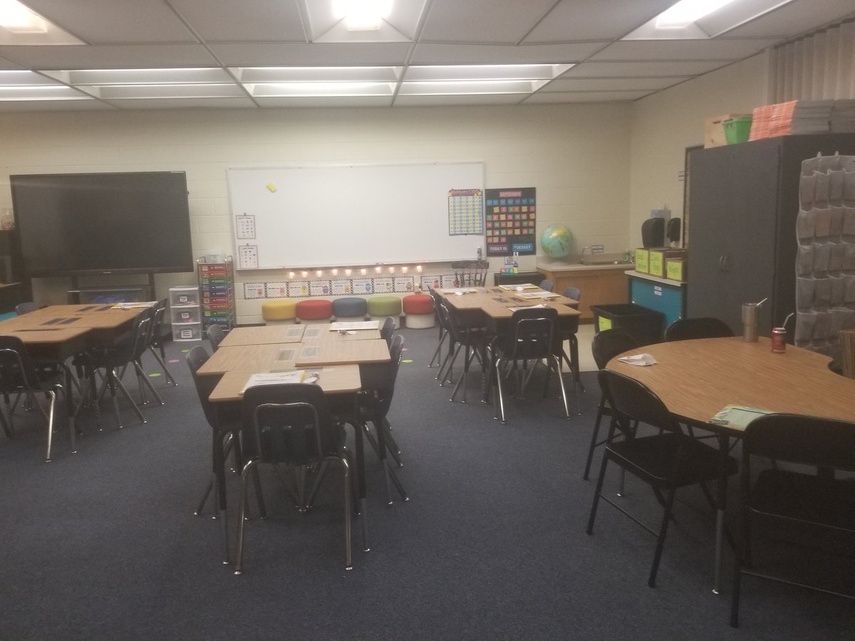 adkins_teach's tweet photo. Open House #8 was a success! All but 4 of my @SchoolSouthside 2nd grade students came to see me! #Adkins2ndgrade #SESBees https://t.co/1juBNhooOA