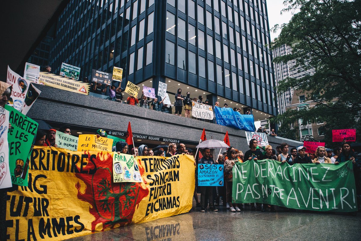 Manifestation. Consulat général du Brésil. Montréal. XR Québec avec Coletivo Brasil-Montréal et Comité pour les droits humains en Amérique latine (CDHAL). Dégage Bolsonaro✊ #ClimateBreakdown facebook.com/20193049483595…