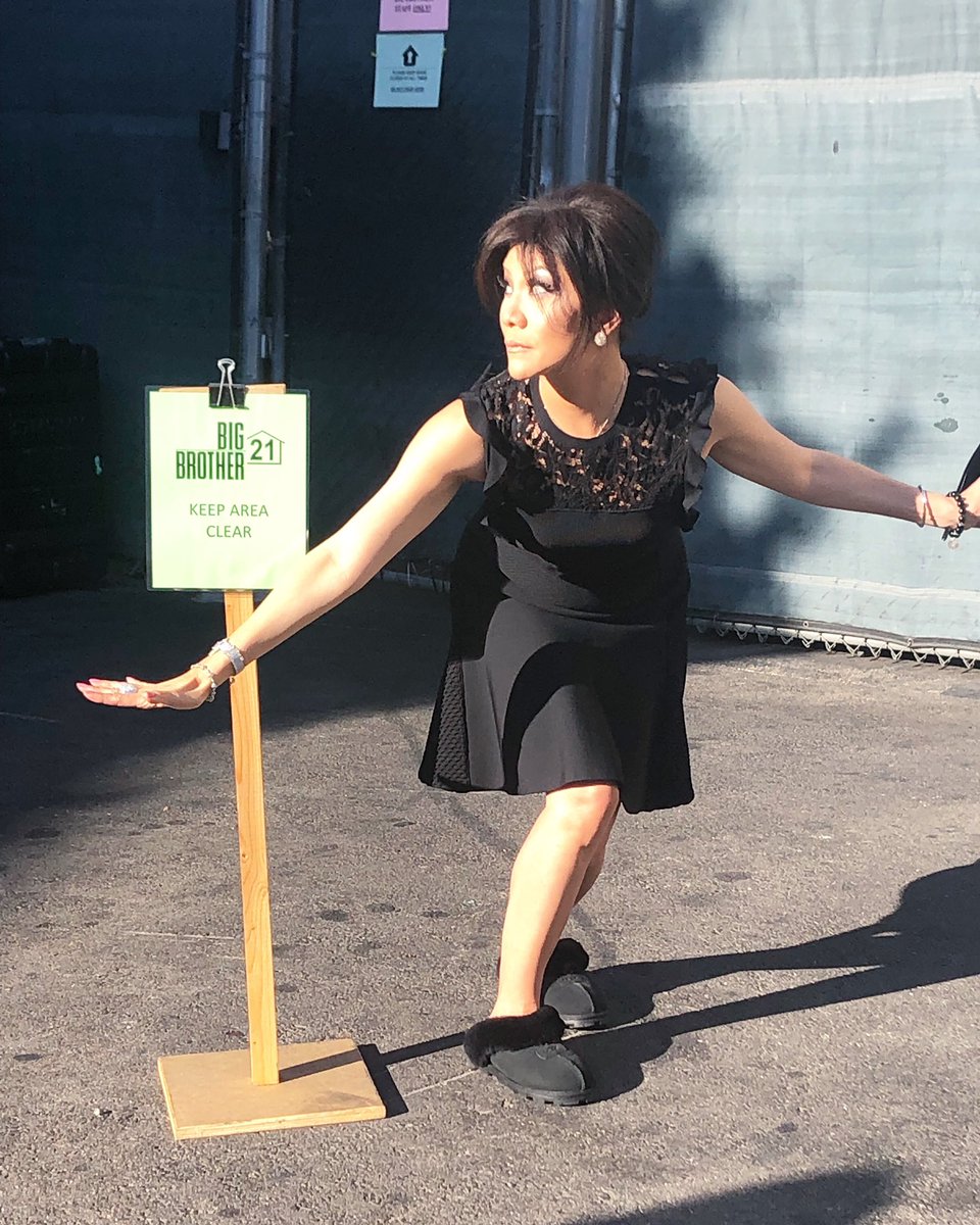 JCMoonves's tweet image. Keep clear! It’s time for another live eviction of #BB21! RT if you’re ready!