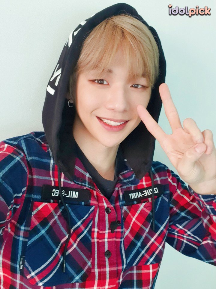 [#아이돌픽 X #KANGDANIEL]
...오늘 비타민 안 먹어도 될 거 같아요 녤대표님 사진 보면 힘나니까💓💓 #다니티 #Danity 도 행복하세요오☺️

#color_on_me  #뭐해 #What_are_you_up_to

✔️#강다니엘 투표하러 가기 idolpick.donga.com/poll.php?p=5
#idolpick