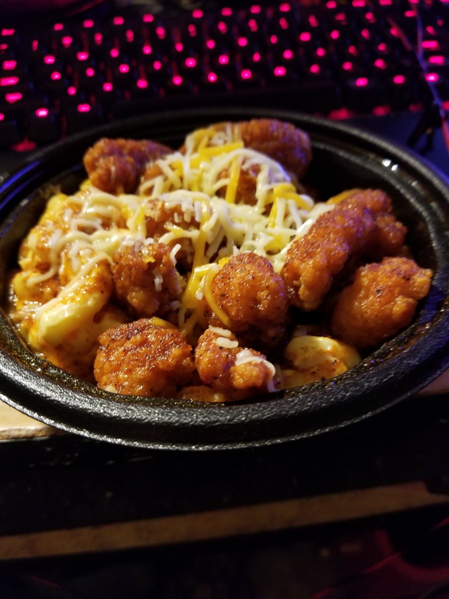 TheGreatGQ's tweet photo. Trying the new KFC Spicy Mac and Cheese Bowl. https://t.co/yDTcMH5Bm6
