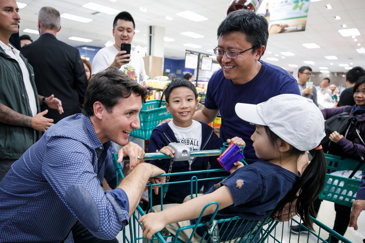 Креативный человек. We will meet. Счастливые студенты. Учитель английского языка. Общение людей.