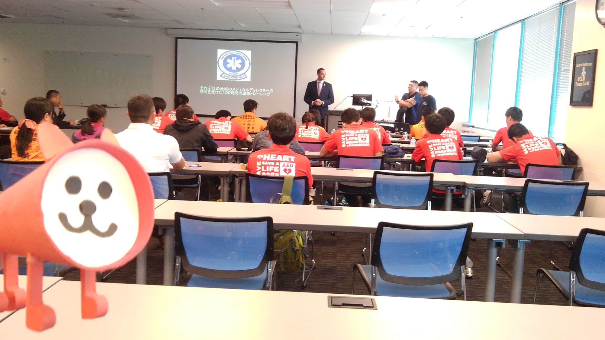 Kokushiba 国士舘大学広報犬 体育学部スポーツ医科学科の海外実習に同行しているワン アメリカのロサンゼルスでカリフォルニア大学ロサンゼルス校や消防署を見学しているよ みんな真剣そのもの