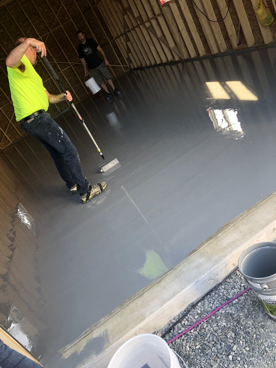 NL_Painters's tweet image. It’s always nice when your Benjamin Moore sales rep shows up and helps you apply their products.  Thanks for the hand Ian. We use nothing but the best Epoxy.  Corotech from Benjamin Moore available from The Paint Shop.  For all your renovation needs.  realrenosplus.ca