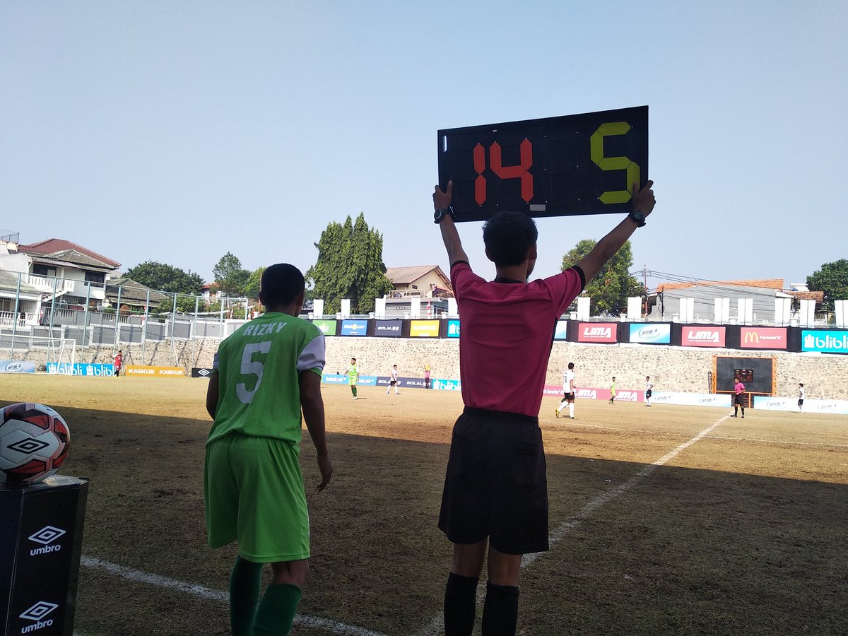 ligamahasiswa's tweet photo. LIMA Football: Air Mineral Prim-A GJC Season 7
Pergantian Pemain UNJ, Laurensius Andrian (no punggung 14) digantikan oleh Rizky Candra (no punggung 5)

@primawaterID @McDonalds @bliblidotcom @kaskus @Bolalob @tiket @infokost @umbroina #LigaMahasiswa #AwalMasaDepan #LIMAFootball https://t.co/Lq2cxyJNJj