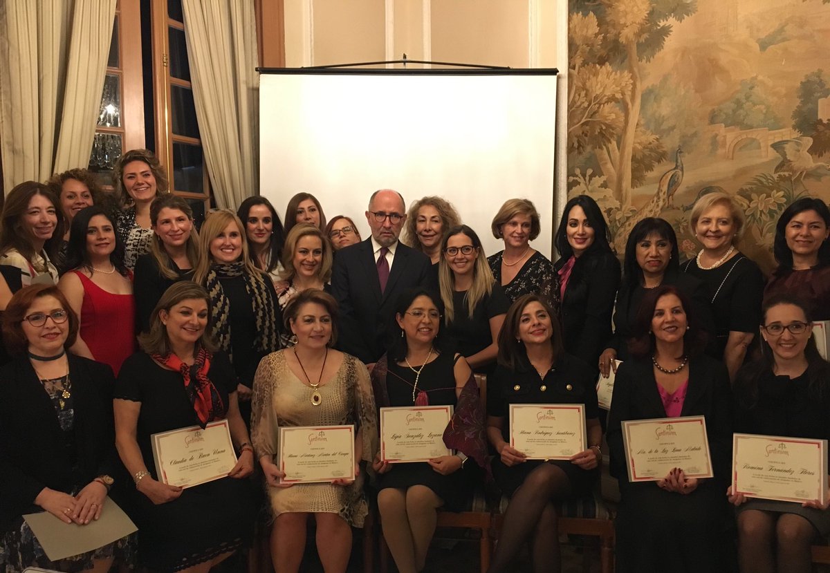 z_mosri's tweet photo. Entrega de los certificados a las integrantes de #Sentinum con la presencia del Ministro en Retiro @JRCossio como padrino @mpkv_inai @Grace_Pompa @LMonicaLopezB @SentinumMx https://t.co/sCL3v2eWuI