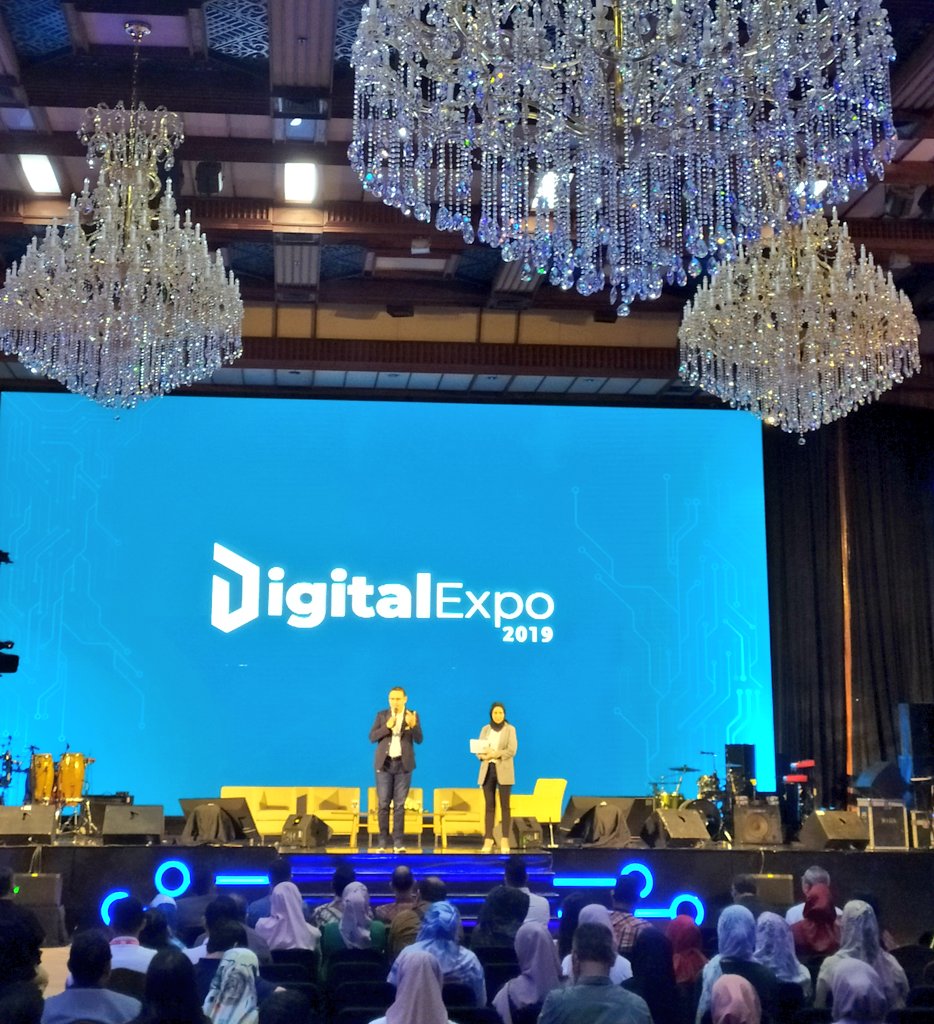 pertamina's tweet photo. Today is Digital Expo Day 2, Sob!
Direktur SDM Pertamina Koeshartanto menyambut millenials sebelum menyampaikan materi tentang "Preparing Millenials Leaders"
Yuk saksikan live youtubenya😁 https://t.co/Q7eSKbtpPX
#digitalisus
#pertaminadigitalexpo
#pertaminadigitaltransformation https://t.co/kFY2qvlPOs