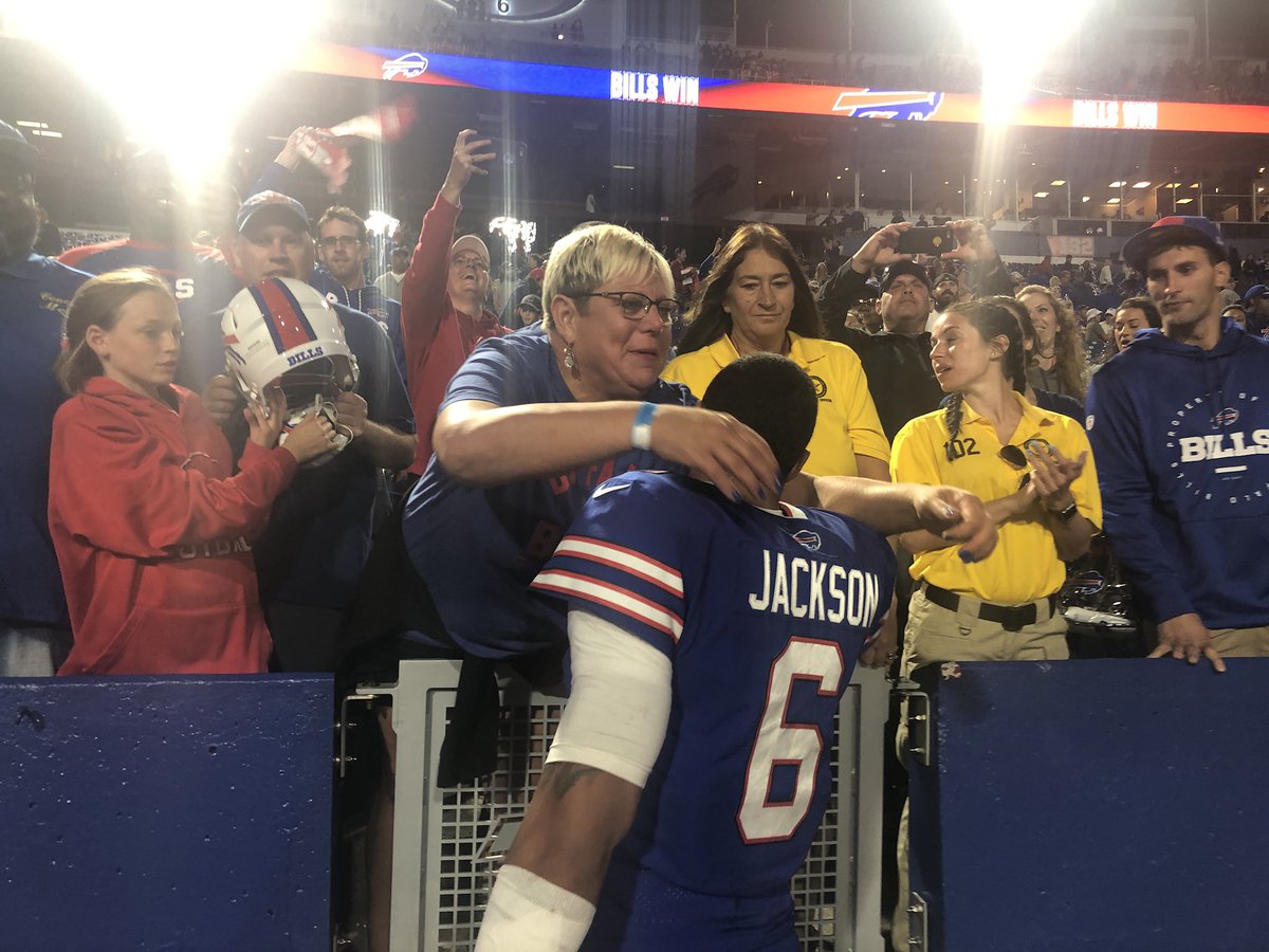 Matt_Bove's tweet photo. Tyree Jackson shares a moment with his mother after the game. That’s cool @WKBW https://t.co/xu0sxGHsIG