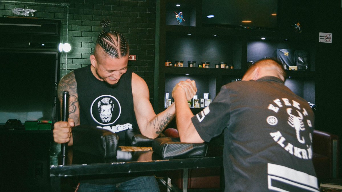 Pura actitud Hedbanger con <a href="/IndhoAlakran/">Dr. Alakrán</a> y <a href="/efektoalakran/">efektoalakran</a>.

Oh sí.

🔥🍺🔥🍺