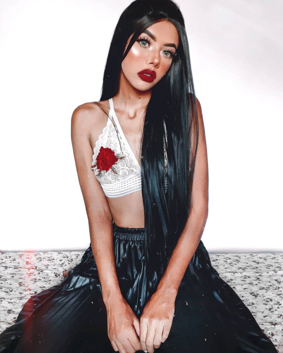 Hot girl 🔥 🔥 Everything is on point! 👏🏻 Black straight hair is classic! 😍🌟WIG SKU: XWY0241🌟www⏺rayrayhair⏺com #rayrayhairofficial #blackwigs #straightwigs #syntheticwigs #lacefrontwigs #longwigs