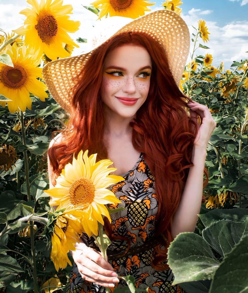 RayRayHairVip's tweet photo. You are sooo stunning! 😍😍❤️ Love the flawless makeup &amp; sunflowers 🌻 🌟WIG SKU: XWY0332🌟www⏺rayrayhair⏺com #rayrayhairofficial #makeup #sunflowers #wavywigs #syntheticwigs #lacefrontwigs #beauty https://t.co/ImDyUmFTEk