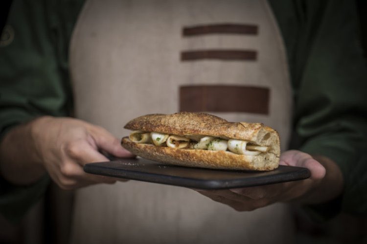 ¡Por fin viernes! Eso significa que nos hemos ganado un buen almuerzo. 

¡Como este bocadillo de sepia! 😍

¡Os esperamos! 

#PetronaMola #AlláYAcá #CocinaDeAlláYDeAcá #Ruzafa  #Valencia #ConfortingFood #comidacasera #almuerzo #esmorzar #esmorzaret #culturadelalmuerzo