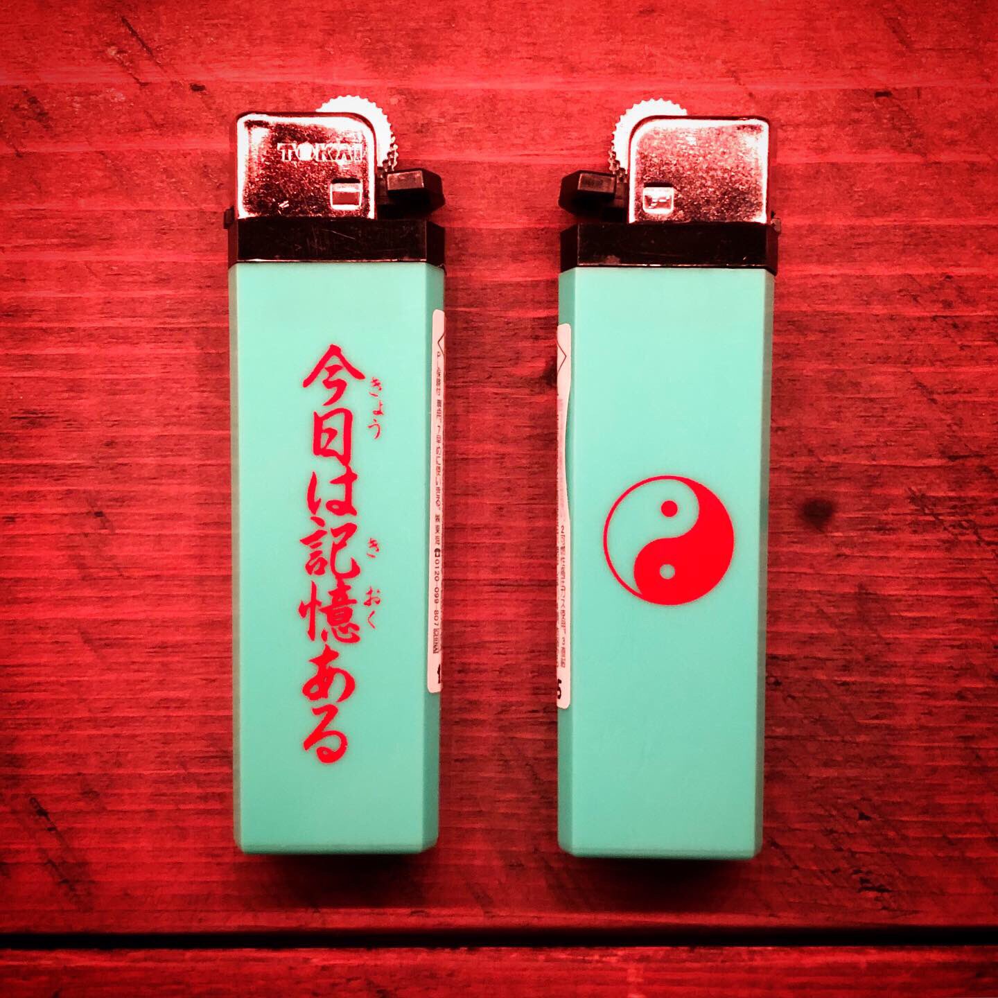 تويتر 𝒔𝒂𝒍𝒐𝒏 タレ目 على تويتر お知らせ 名言ライター完成しました エメラルドグリーン 赤 陰陽マーク入り ちょっぴりだけ謎めきたい気持ちと 無駄感が出したかったのでお店のロゴとかは敢えて一切ありません 明日を信じて 自信満々で持ちましょう 9 1