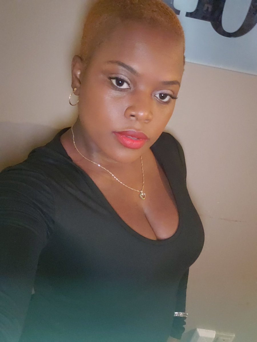 roberts_asha's tweet image. 🥂💜💛