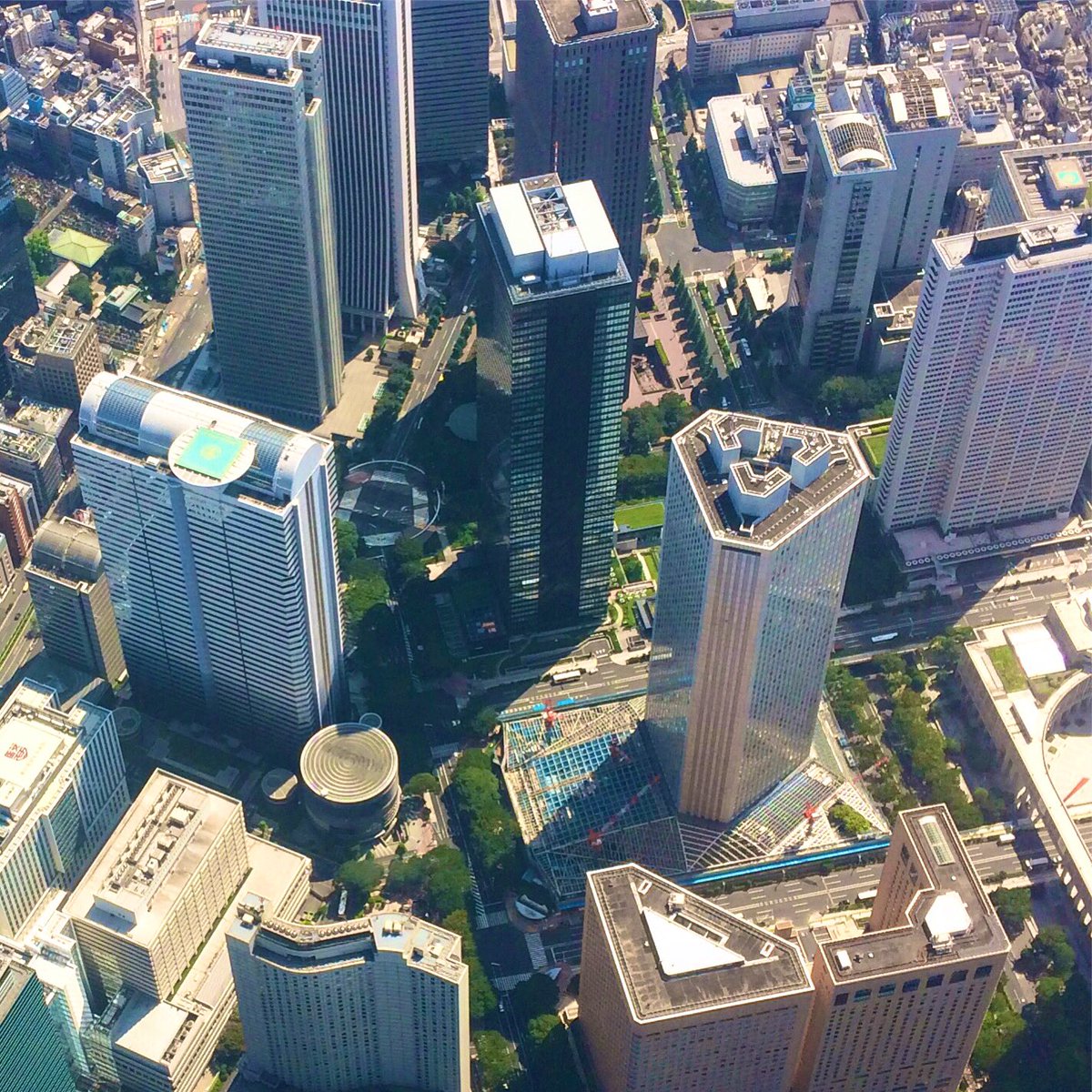 Wakabayashihidekazu 前みた超高層ビルのリノベーションの全景だいぶ上から 見ました 敷地をほぼ全部ガラスの屋根とかで覆ってるのかな 西新宿 住友三角ビル