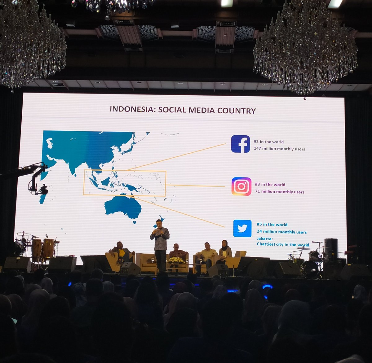 pertamina's tweet photo. Axton Salim(Director Indofood Sukses Makmur), dan Rainier Turangan(Director of Daya Dimensi Indonesia).
Millenials mana suaranya?😁
#digitalisus
#pertaminadigitalexpo
#pertaminadigitaltransformation https://t.co/h5PWHm4jv4