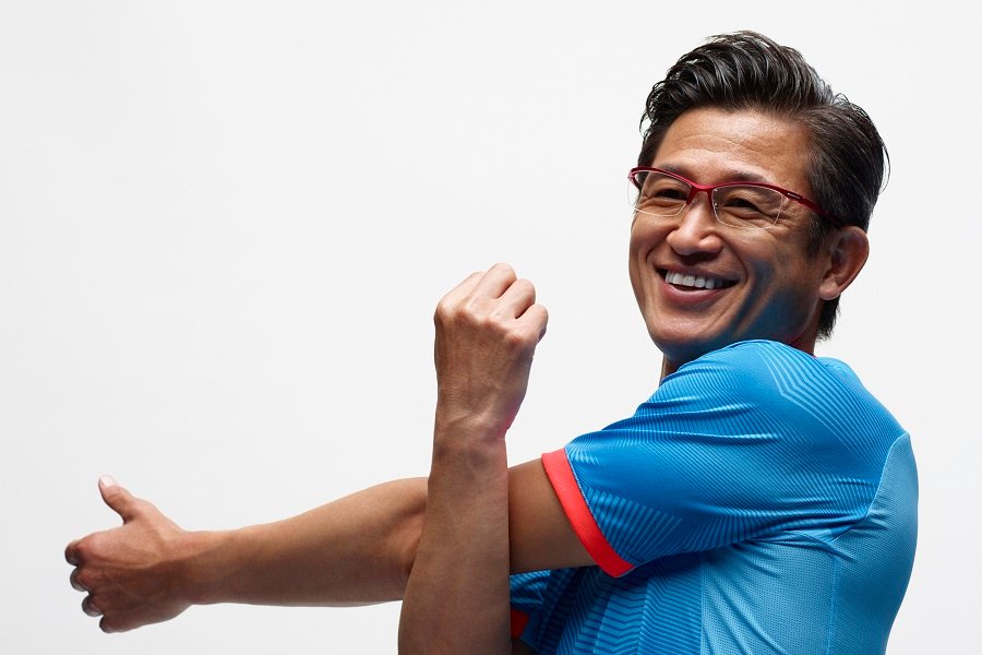 サッカーキング 新cm 三浦知良が眼鏡市場の新cmキャラクターに起用 スーツスタイルに赤の眼鏡姿を披露 T Co Nzh4xrlaan 編集部より 記事内ではカズ出演新cmのメイキングムービーもご覧いただけます T Co Kviru73quz Twitter