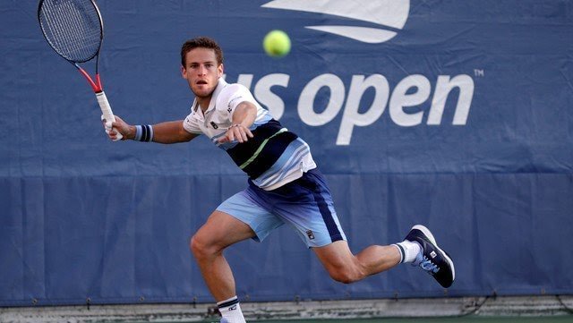 Abcdepor's tweet photo. #Tenis #UsOpen

#DiegoSchwartzman avanzó a la tercera ronda en Nueva York. Derrotó por 6-4, 6-2 y 6-0 al bielorruso #Gerasimov. Es el único argentino que queda en singles en el último Grand Slam del año. https://t.co/eDqU2xm7mk