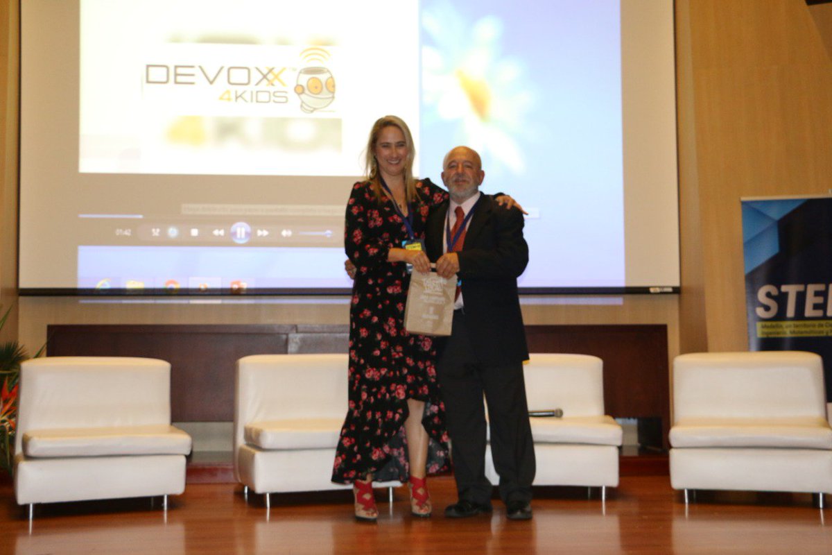 soyalejangu's tweet photo. Memorias con @McaplanMarcelo en el Foro internacional stem+h.
Gracias a vos por regalarnos tu conocimiento. 👏👏👏 https://t.co/QZWjwvfYar