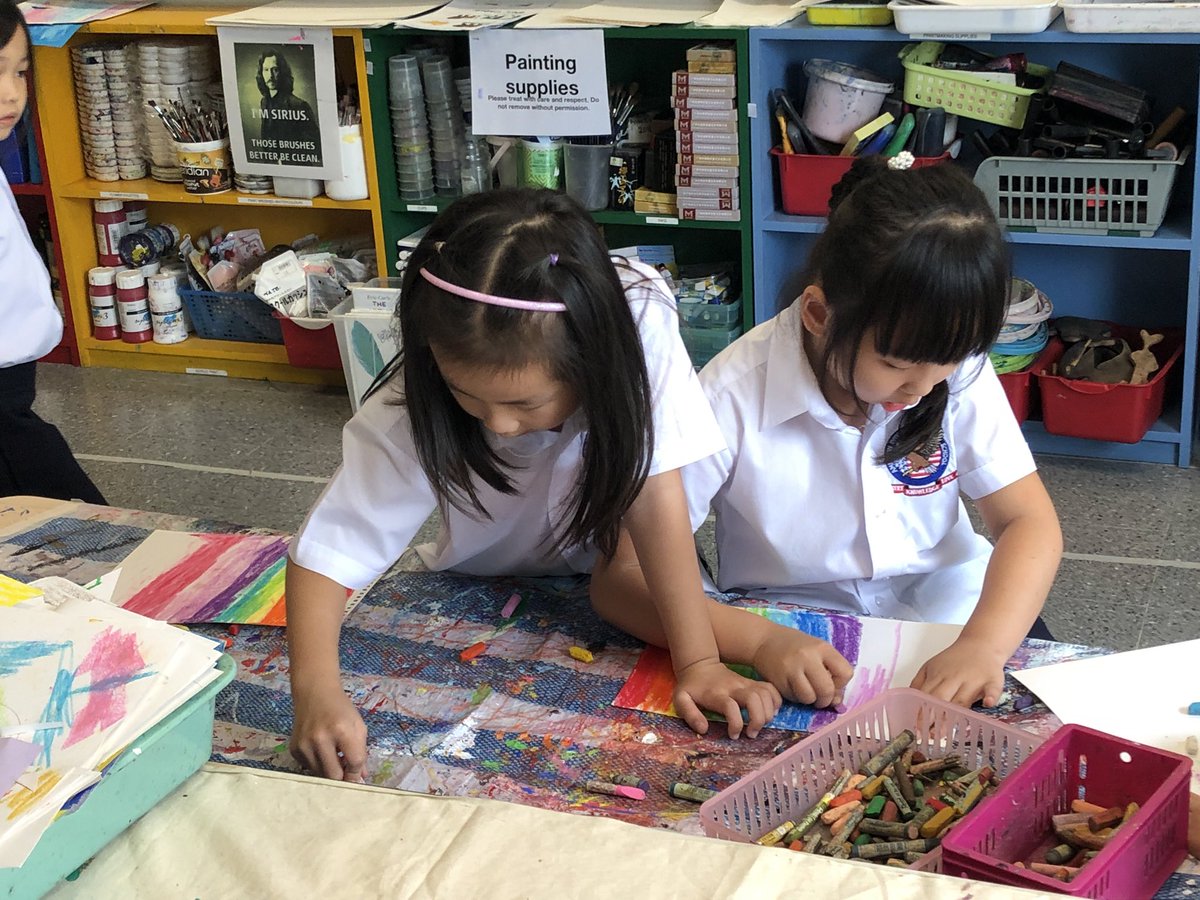 HannahShack_Art's tweet photo. So many colours! It’s a creativity station here in grade 1 while we make Eric Carle style illustrations #redbrick125 #elementaryart #artatais https://t.co/oZD2F467ZM