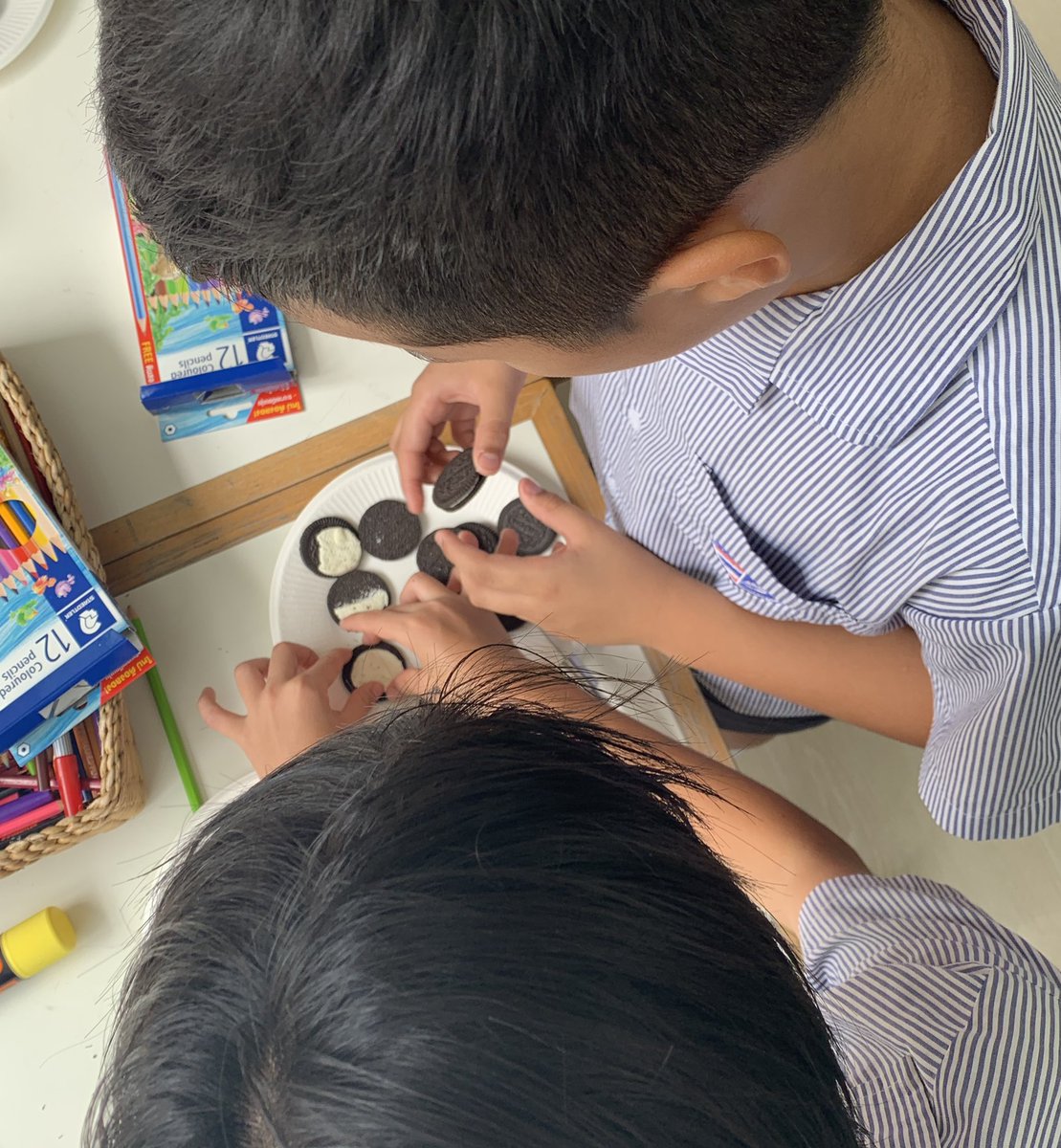 StAndrewsSAT's tweet photo. What’s better than a lesson about stages of the moon? An edible lesson! Year 5 @StAndrewsSAT putting Oreos to good use (not an endorsement - other moon shaped biscuits available) 🌝 🌚 🌙#ediblelearning #supersathorn https://t.co/GXX20OZ1AC