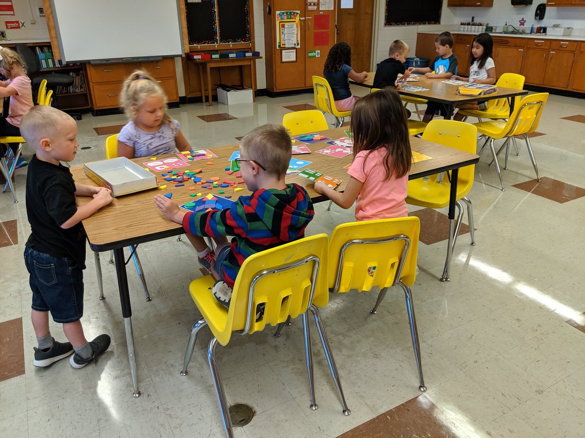 Kindergarten Ss in @JamiKupper class did an awesome job today learning about shapes and patterns! #wlcardpride