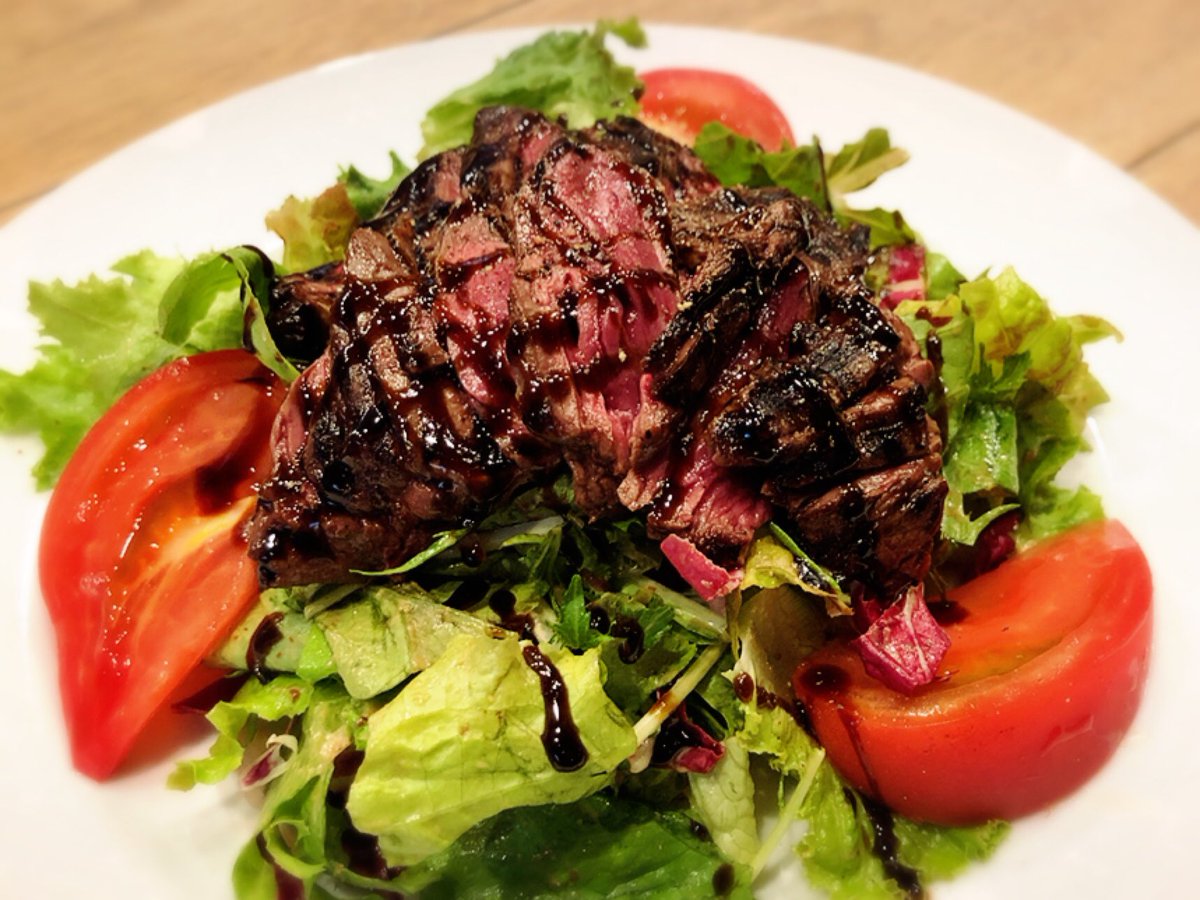 𝓓𝓙 𝓣𝓐𝓡𝓞 V Twitter ランチはサラダにしようと思いつつお肉も食べたいしどうしようかなーと悩んで結局両方 たっぷりサラダとハラミのグリルが乗ったステーキサラダに バンクス渋谷 渋谷カフェ 肉ランチ