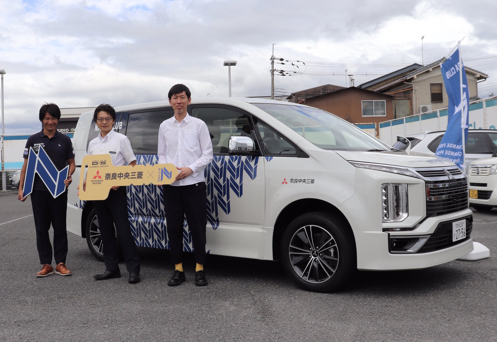 奈良クラブ Auf Twitter パートナー パートナーの奈良中央三菱自動車販売株式会社様より ラッピングカーをご提供いただきました 常務取締役の海保様より 今回の取組みにより奈良クラブだけでなく地域への発展や貢献にも繋がることを願っています とお言葉を