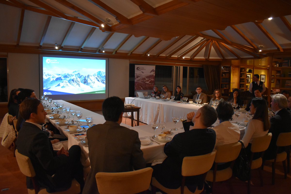 accionclima_'s tweet photo. #EventoColombia | En la noche del 29 de agosto, Acción Climática junto a la British Embassy Bogotá realizaron el evento Networking Dinner: Business Leaders For Climate Action que tuvo lugar en el Country Club de Bogotá. Un encuentro que congregó a líderes empresariales. https://t.co/JjqIYGaazR
