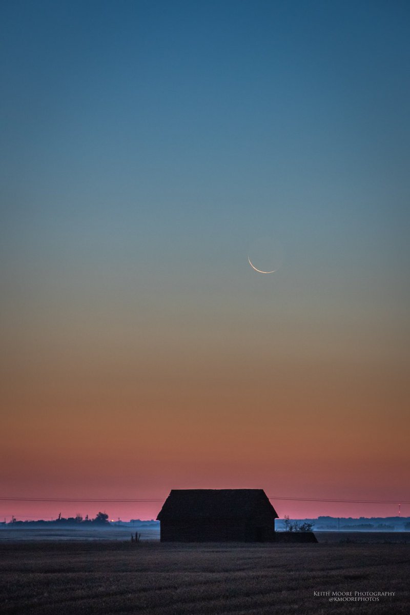 This morning along with the sunrise was the waning crescent moon rise! #yeg #yegwx #fortsask #canoncanada