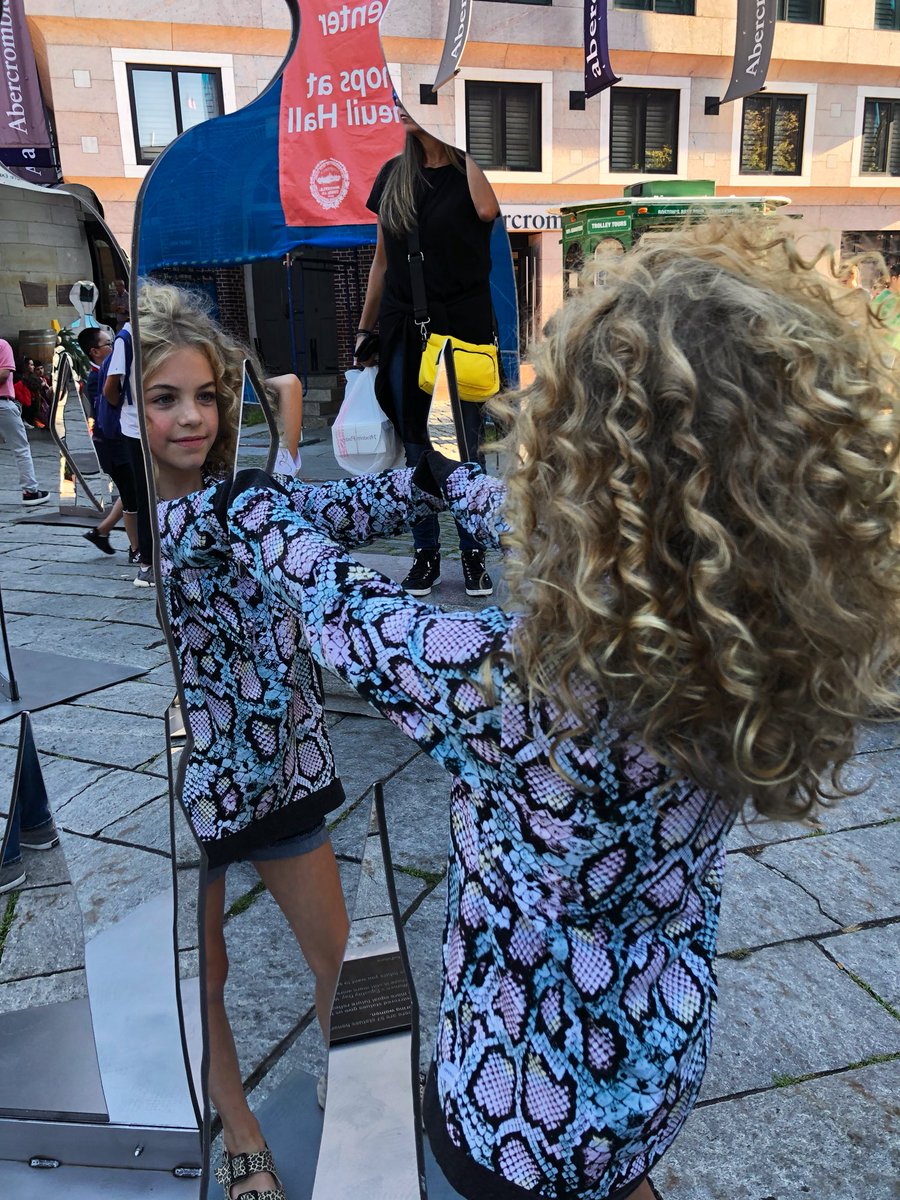 rhys_olivia's tweet photo. #ShapeTheFuture #WomensEqualityDay #hulu #TheHandmaidsTale #rhysolivia #childactress #Boston https://t.co/Kwcj64KVar