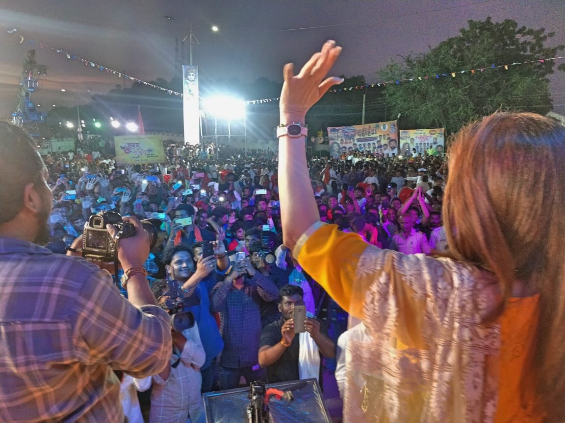 UrmilaMatondkar's tweet photo. नांदेड नगरी.. इतना सारा स्नेह..इतना सारा प्यार और अपनापन..आप सभी का बहुत बहुत धन्यवाद 🙏🏼 @AshokChavanINC @INCIndia #महाराष्ट्र https://t.co/IOBlBZ32E5