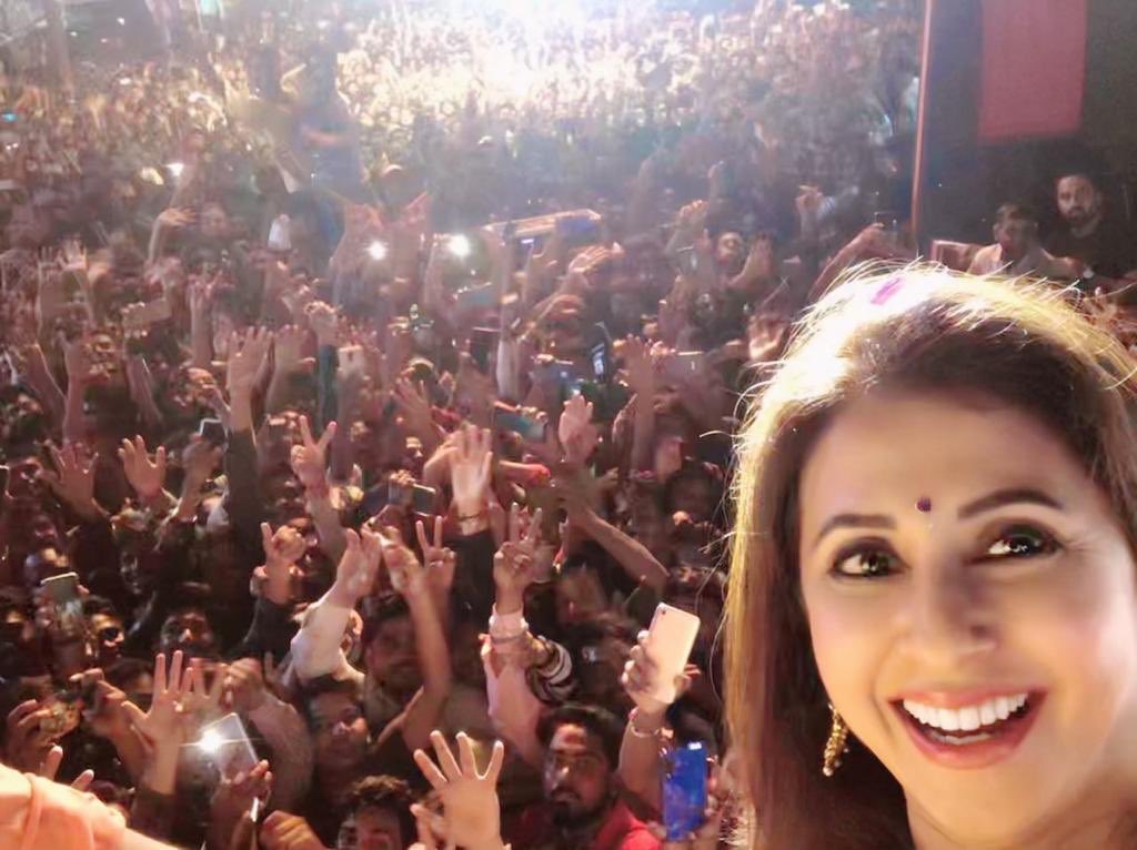 UrmilaMatondkar's tweet photo. नांदेड नगरी.. इतना सारा स्नेह..इतना सारा प्यार और अपनापन..आप सभी का बहुत बहुत धन्यवाद 🙏🏼 @AshokChavanINC @INCIndia #महाराष्ट्र https://t.co/IOBlBZ32E5