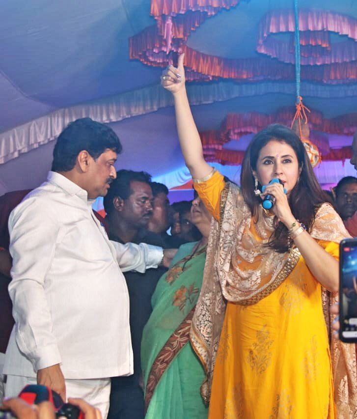 UrmilaMatondkar's tweet photo. नांदेड नगरी.. इतना सारा स्नेह..इतना सारा प्यार और अपनापन..आप सभी का बहुत बहुत धन्यवाद 🙏🏼 @AshokChavanINC @INCIndia #महाराष्ट्र https://t.co/IOBlBZ32E5
